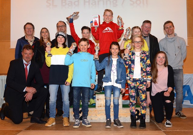 Die Sieger der Kinderklassen mit TSV-Präsident Werner Margreiter, Bezirksreferent Josef Juffinger, dem Schwoicher Vizebgm. Peter Payr sowie den Sparkassen-Vertretern Georg Vorhofer und Angelika Hartl.