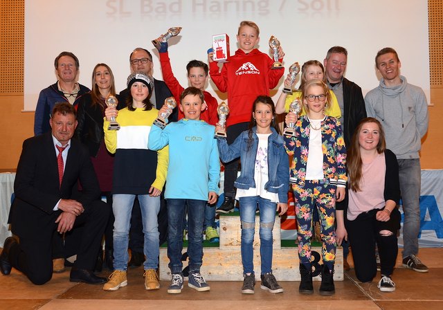 Die Sieger der Kinderklassen mit TSV-Präsident Werner Margreiter, Bezirksreferent Josef Juffinger, dem Schwoicher Vizebgm. Peter Payr sowie den Sparkassen-Vertretern Georg Vorhofer und Angelika Hartl. | Foto: hn media/Nageler