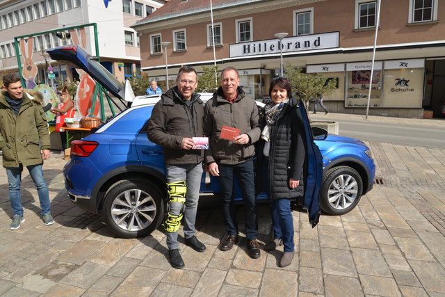 Für Ursula Preiml nahm ihr Mann den Hauptpreis von Autohaus-Chef Gernot Retzer (li.) und Nimo-GF Ingrid Maier entgegen | Foto: Cernic