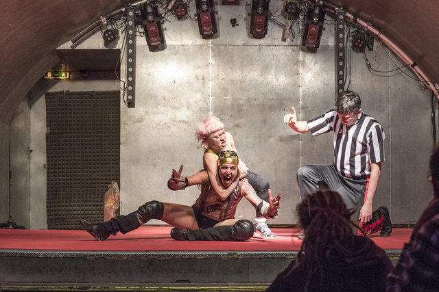 Im Weberknecht: Selina Powers hat Chabela im Würgegriff.