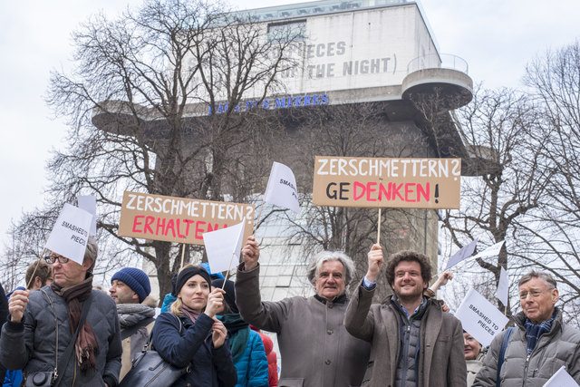 Rund 70 Personen protestierten am Montag gegen die Zerstörung des Weiner-Denkmals am Haus des Meeres.