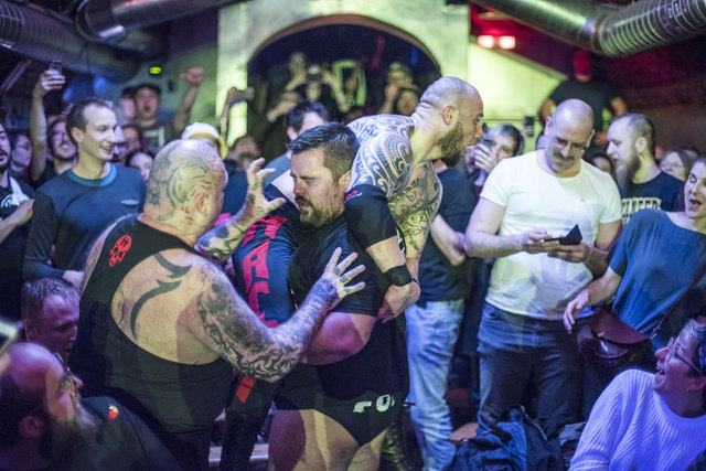 Humungus (links) kämpft im Weberknecht gemeinsam mit Martn Pain als "Tattoo Demons" gegen "The Force" aus England.