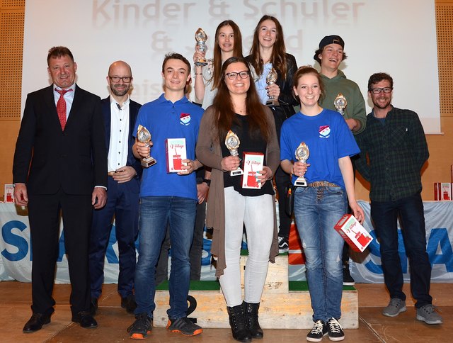 Die Sieger der Schüler- und Jugendklassen mit Bezirksreferent Josef Juffinger und Sparkassen-Vertreter Hannes Widmann.