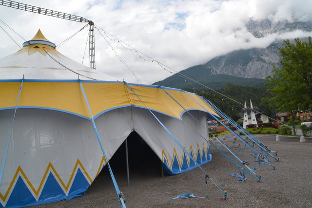 Auch heuer wird wieder im Zirkuszelt auf dem Telfer Thöni-Festplatz gespielt. | Foto: Larcher
