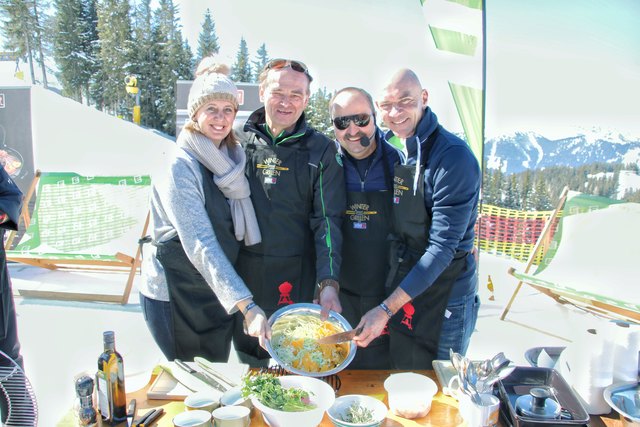 Hatten Freude am Wetter und am Grillen: Tourismuslandesrätin Barbara Eibinger-Miedl, Planai-Chef Georg Bliem, Starkoch Johann Lafer und Schladmings Bürgermeister Jürgen Winter (v. l.). | Foto: Planai/Klünsner