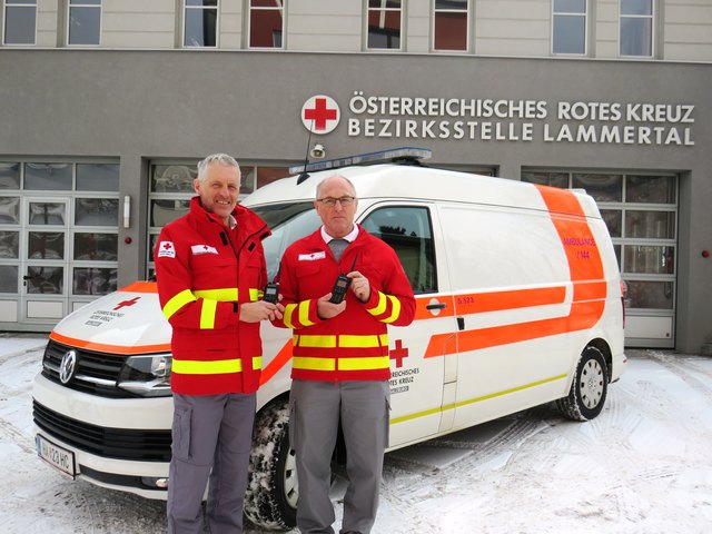 RK-Bezirksgeschäftsführer Franz Oberauer und RK- Bezirksrettungskommandant Matthias Winkler mit den neuen Funkgeräten