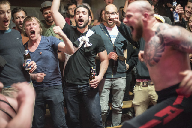 Der finale Kampf verlagert sich beim Underground Wrestling ins Publikum.