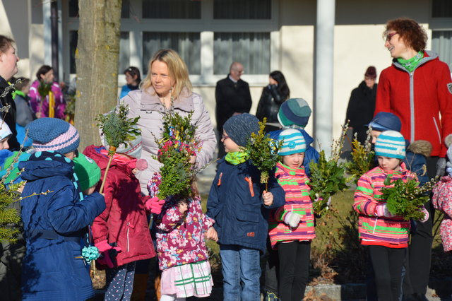 Die Kindergartenkinder von Waldneukirchen begeistern mit ihrem Hosianna-Song bei der Palmweihe