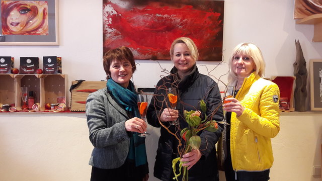 Von links: Heidemarie Pöschko (Bezirksvorsitzende Frau in der Wirtschaft Freistadt ), Manuela Eibensteiner (Künstlerin), Blanka Gubo-Altreiter ( Stv. Bezirksvorsitzende).