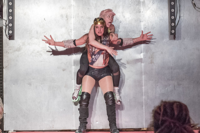 Underground Wrestling im Weberknecht: Chabela (vorne) zerschmettert Selina Powers an der Wand.