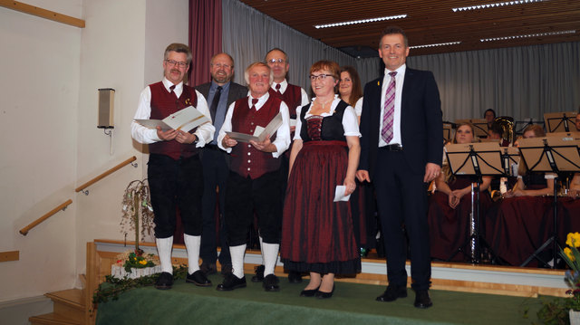 Langjährige Musiker geehrt: Franz Brandner, Losensteins Bürgermeister Leopold Arthofer, Manfred Krenn, Josef Schütz, Karin Lirscher, Swana Schraml und Manfred Postlmayr (v. l.). | Foto: MVL/Gottfried Schuh