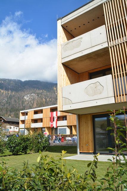 "Kunst am Bau", an den Balkonen findet sich eine Reminiszenz an die "Nase".