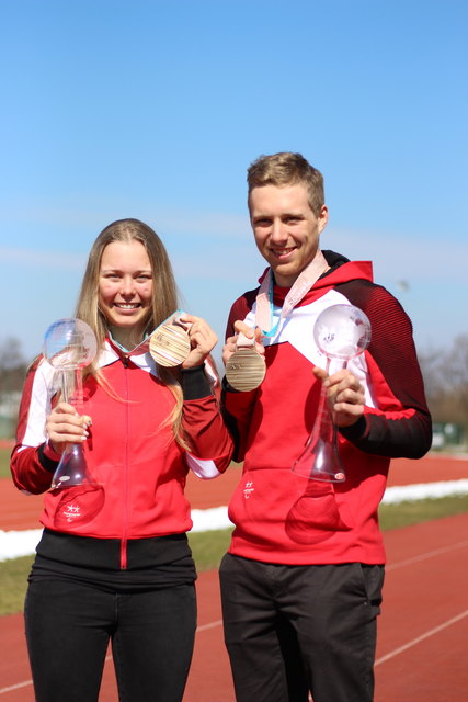 so sehen Sieger aus: Carina und Julian Edlinger mit Medaillen. | Foto: Landessportzentrum Rif