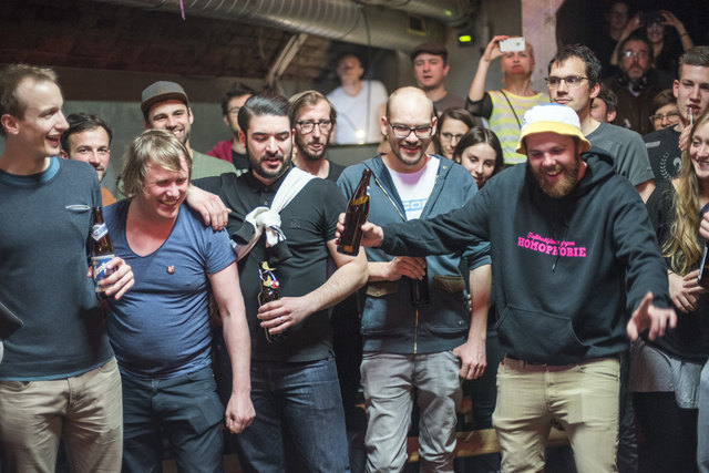 Die Menge jubelt, als die Tattoo Demons mit "The Force" über die Bierbänke stolpern.