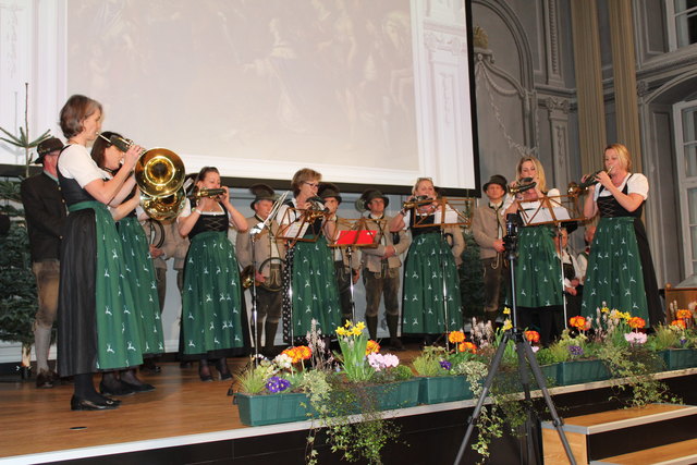 Das weibliche Ensemble des „Stubaier Jagdhornklang“ beim Tiroler Jagdhornbläserkonzert im Jänner im Kaiser-Leopold-Saal in der Theologischen Fakultät in Innsbruck. | Foto: Erb