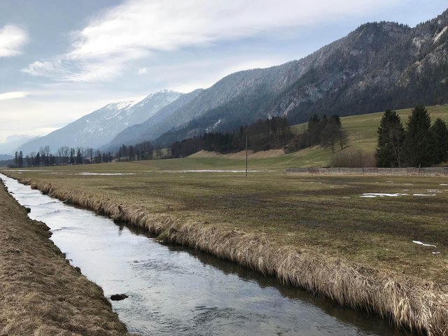 Name und Gradlinigkeit lassen es rasch vermuten: Der Moosbach ist ein Entwässerungsgraben, um das ursprünglich sumpfige Gelände urbar zu machen. | Foto: ZOOM.TIROL