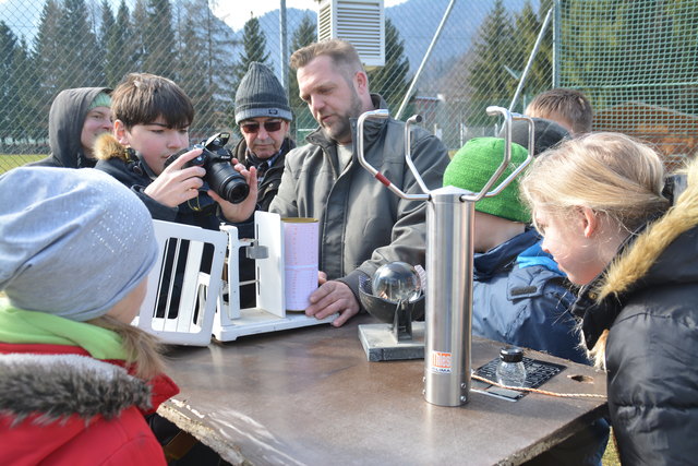 Anhand einiger Exponate, darunter historische Messinstrumente, veranschaulichten die Wetterexperten den Schülern die Mess- und Arbeitsweisen.