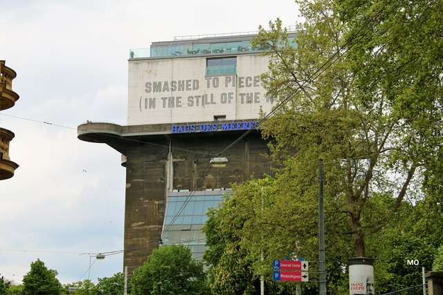 Haus des Meeres in Wien, Flakturm, Mahnmal gegen Krieg und Faschismus, Kunstwerk im öffentlichen Raum, Vienna, Zerschmettert in Stücke, im Frieden der Nacht, Schriftzug des Amerikaners Lawrence Weiner