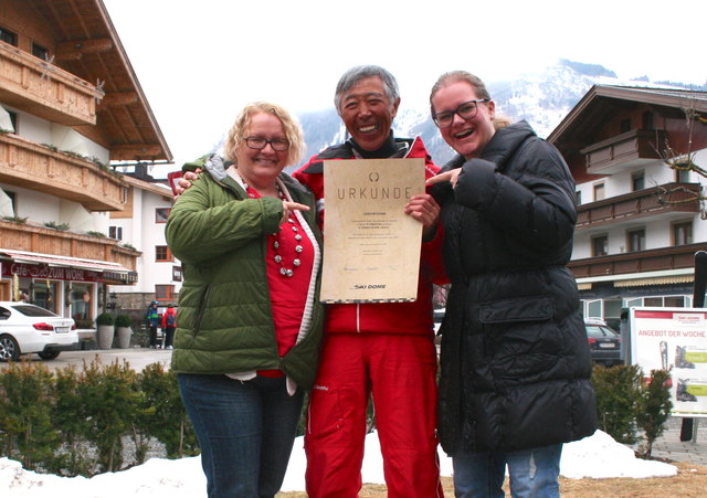 Dieses Foto mit Damen wollte Mitsuhisa Hondo unbedingt: rechts Eva Moßhammer (Ski Dome) und Christa Nothdurfter (BB) | Foto: Thomas Kraus