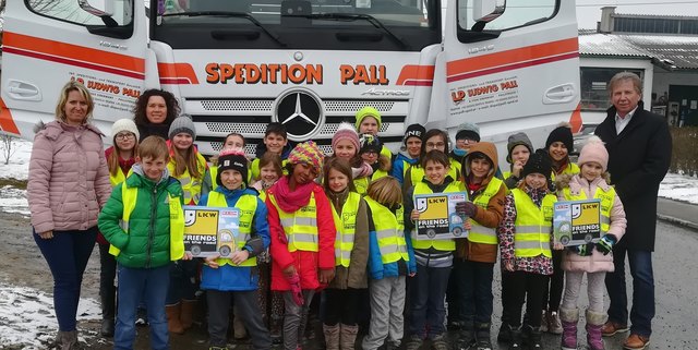 Schüler der Volksschule Unterwart lernen alles über die Wichtigkeit der Transportwirtschaft. | Foto: WK Burgenland