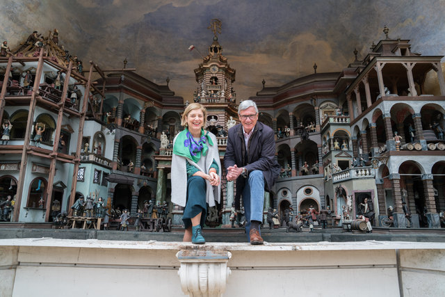 Im Mechanischen Theater: Schlosshauptfrau Ingrid Sonvilla und Bürgermeister Harry Preuner freuen sich auf die neue Saison. | Foto: Stadt Salzburg