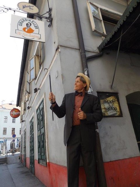 Der Kunst verschrieben: Manfred Grössler vorm Girardihaus | Foto: Grössler