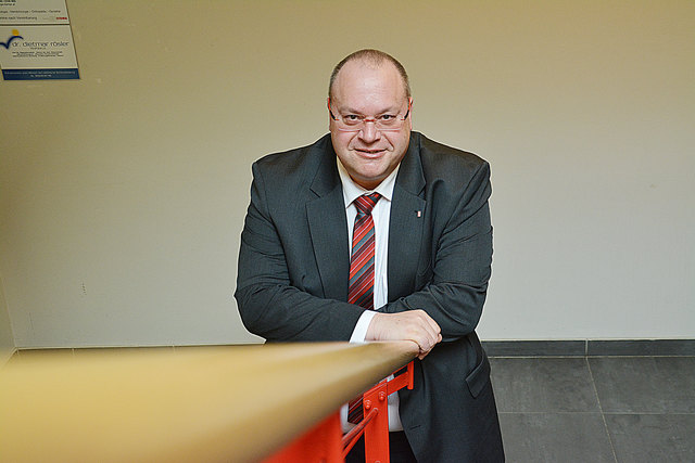 Walter Bacher (SPÖ): "Alle, die in diesen Netzwerken agieren, müssen sich darüber im Klaren sein, dass jedes hochgeladene Bild, jeder hochgeladene Text, alle 'likes' und die Social-Media-Tätigkeiten grundsätzlich gespeichert und analysiert werden können."