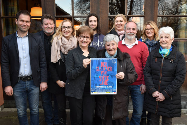 BGM Bernhard Freiberger (links) mit Obfrau Claudia Lugger (Mitte) und dem Vorstand der Schlossbergspiele Rattenberg.