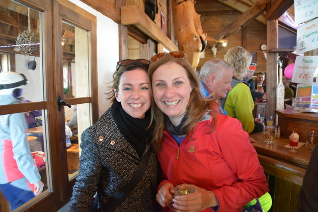Scheibbserinnen unter sich: Kathrin Leitner amüsierte sich mit Sandra Deuretzbacher in der Skihütte auf der Latschenalm.