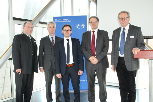 Eröffnung des CD-Labors: Stadtrat Willibald Mautner, Priv.-Doz. Helmut Kaufmann (Technikvorstand AMAG), CD-Labor-Leiter Stefan Pogatscher, Rektor Wilfried Eichlseder und Univ.Prof. Reinhart Kögerler (Präsident der Christian Doppler Forschungsgesellschaft) (v.l.). | Foto: Montanuniversität Leoben