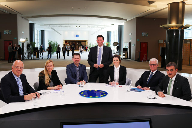 Diskussionsrunde in Brüssel: Universitätsprofessor Wolfgang Mazal, Familienministerin Juliane Bogner-Strauß, CDU-Europa-Abgeordneter Sven Schulze, Gastgeber Europa-Abgeordneter Lukas Mandl, Moderatorin Marina Wittner, Europa-Abgeordneter Heinz Becker, Landtags-Abgeordneter Anton Erber