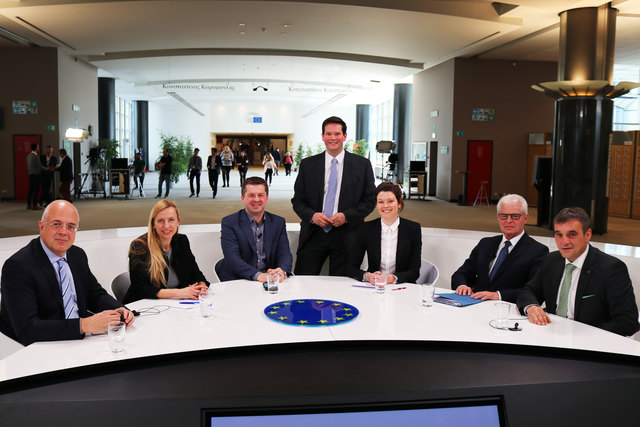 Diskussionsrunde in Brüssel: Universitätsprofessor Wolfgang Mazal, Familienministerin Juliane Bogner-Strauß, CDU-Europa-Abgeordneter Sven Schulze, Gastgeber Europa-Abgeordneter Lukas Mandl, Moderatorin Marina Wittner, Europa-Abgeordneter Heinz Becker, Landtags-Abgeordneter Anton Erber | Foto: Mandl