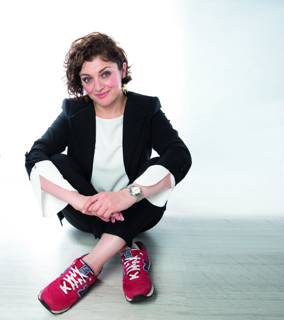 Nahid Shahalimi erzählt am Freitag, dem 13. April, um 19 Uhr im Bürgersaal des Kufsteiner Rathauses Lebensgeschichten | Foto: Mila Pairan Photography