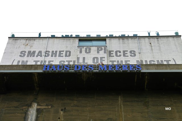 Haus des Meeres in Wien, Flakturm, Kunstwerk im öffentlichem Raum, Schriftzug des Amerikaners Lawrence Weiner, Smashed to Pieces (In the Still of the Night)