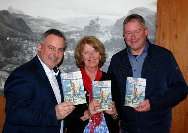 Von links: Verleger Martin Reiter, Autorin Rosi Lochmann und der Schwoicher Vbgm. und Kulturreferent Peter Payr.
