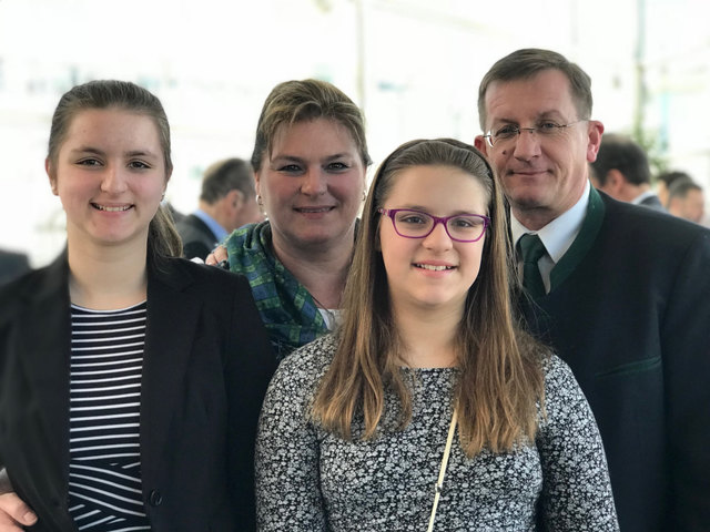 Dorner mit seiner Familie beim Empfang der Landeshauptfrau. Von links: Tochter Anna 17, Gemahlin Alexandra, Tochter Sigrit 12.﻿ | Foto: FPÖ