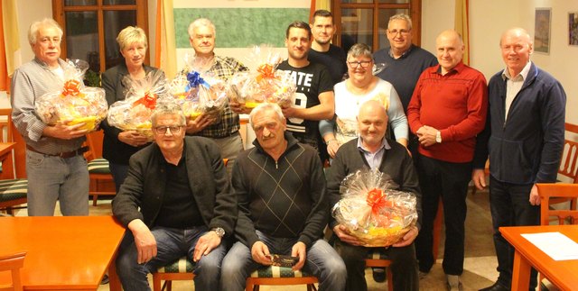 Der Obmann der Arbö-Ortsgruppe St. Georgen, Franz Rothleitner (rechts), konnte beim Osterpreisschnapsen 42 Spieler begrüßen | Foto: KK