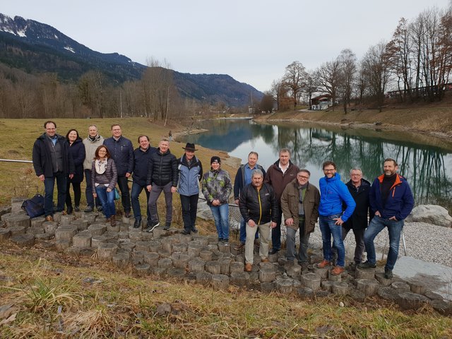 Eine Delegation des Netzwerks 'Forst und Holz' besuchte die Holzgemeinde. Hier beim Baumweg um den Bürgerausee.