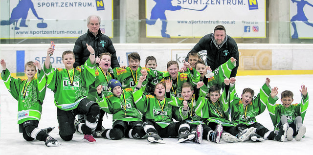 Den Turniersieg bejubelt. Das erfolgreiche Team „U 12-Team Obersteiermark“ mit dem Trainerduo Didi Sporer und Toni Dietrich (rechts).