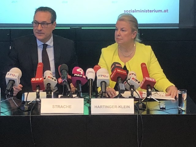 Strache und Hartinger-Klein: Die AMS-Mitarbeiter sollen künftig mehr Kontakt zu den Betrieben halten, um besser über die Bedürfnisse der Wirtschaft informiert zu sein. ﻿