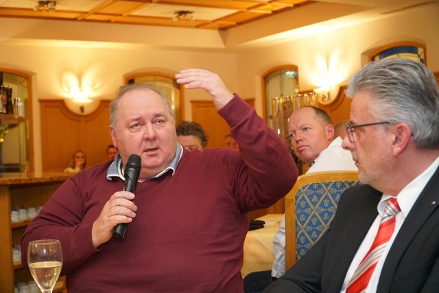 Anrainer, Geschäftstreibende und Interessierte nutzen die Gelegenheit zur Diskussion.