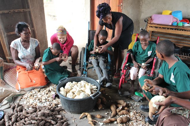 Behindertenarbeit: Das Erlernen von täglichen Dingen ist wichtig | Foto: KeC