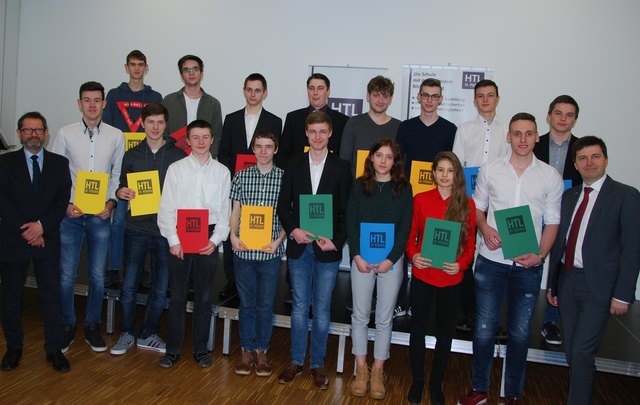 Obmann des Absolventenverbandes, Wolfgang Lenz, die besten Schülerinnen und Schüler der jeweiligen Abteilungen und Direktor Martin Pfeffel. | Foto: HTL St. Pölten