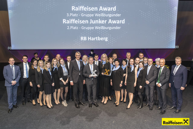 Raiffeisen Landesbank-Generaldirektor Martin Schaller gratulierte den Mitarbeitern der Raiffeisenbank Hartberg. | Foto: photoworkers