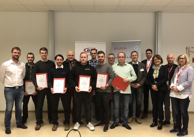 Neun Zertifikate als diplomierter Robotik-Techniker wurden im bfi Deutschlandsberg überreicht.