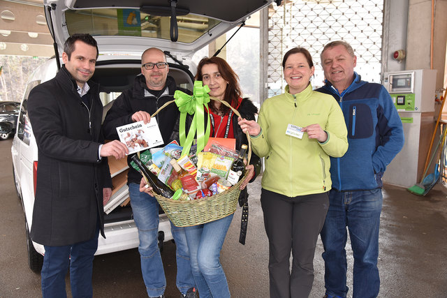 Brigitte Moser (mi.) wurde als 500.000. Recyclinghof-Kundin von Bereichsleiter Andreas Dorn (li.) und Abfallberater Manfred Zöttl (re.) mit einer KufsteinCard und einem Geschenkskorb überrascht. Den Inhalt des Korbes hat Brigitte Moser mit ihren beiden Wohnungsräumungs-Helfern Didi Palfinger und Sonja Haidacher redlich geteilt. | Foto: Stadtwerke Kufstein/Giacchino