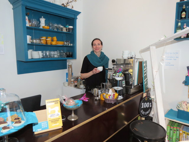 Sabine Mund führt im Werkbuchcafé Kaffee von einer burgenländischen Rösterei und schmackhafte Toasts und handgemachte Kekse.