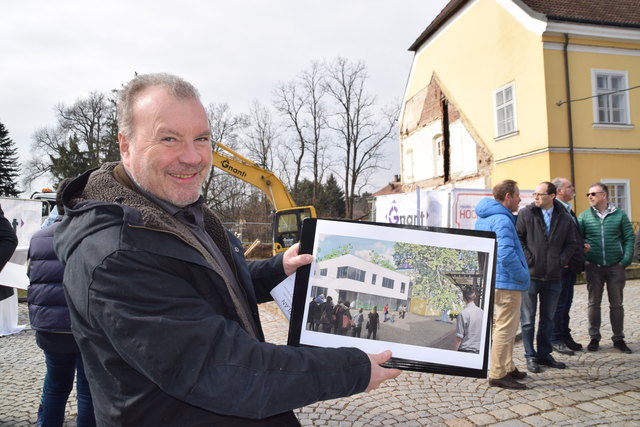 Architekt Andreas Pachner, A Quadrat, mit dem Plan für den Neubau. | Foto: Zeiler
