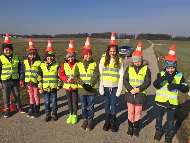 Dank dem Verkehrssicherheitsprogramm "Hallo Auto" wissen die Volksschüler jetzt über den Anhalteweg Bescheid. | Foto: ÖAMTC