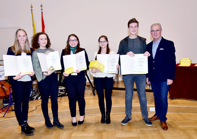 Gewinner: Helena Rossmann, Lisa Walzl, Katja Keischnigg, Liliana Ackerer, Stephan Pristovscheg,
Stadtrat Harald Sobe | Foto: KK/Karin Wernig